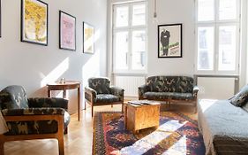 Stylishly Redecorated Apartment In Great Location
