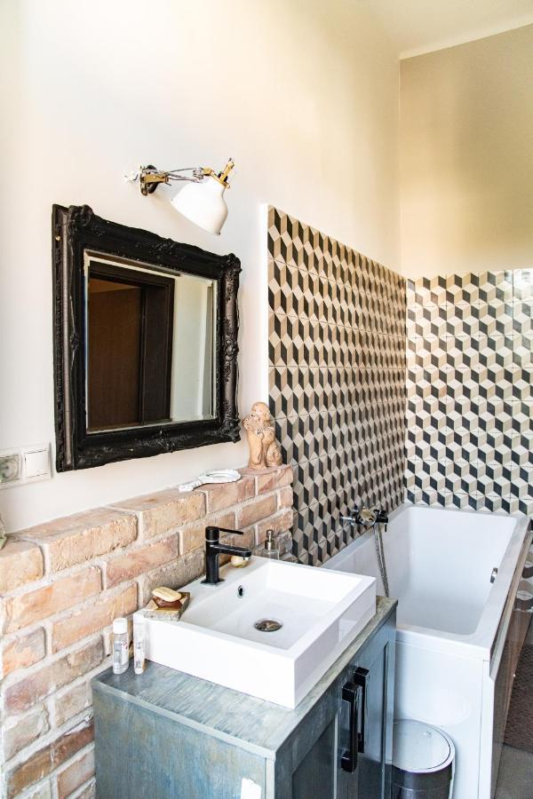 Stylishly Redecorated Apartment In Great Location Budapest Esterno foto